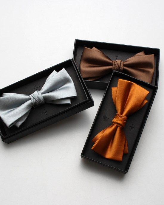Solid-color men's polyester bow ties in stock, including multi-colored wedding groom and groomsmen bow ties and tie ties. Solid-color men's polyester bow ties in stock, including multi-colored wedding groom and groomsmen bow ties and tie ties.